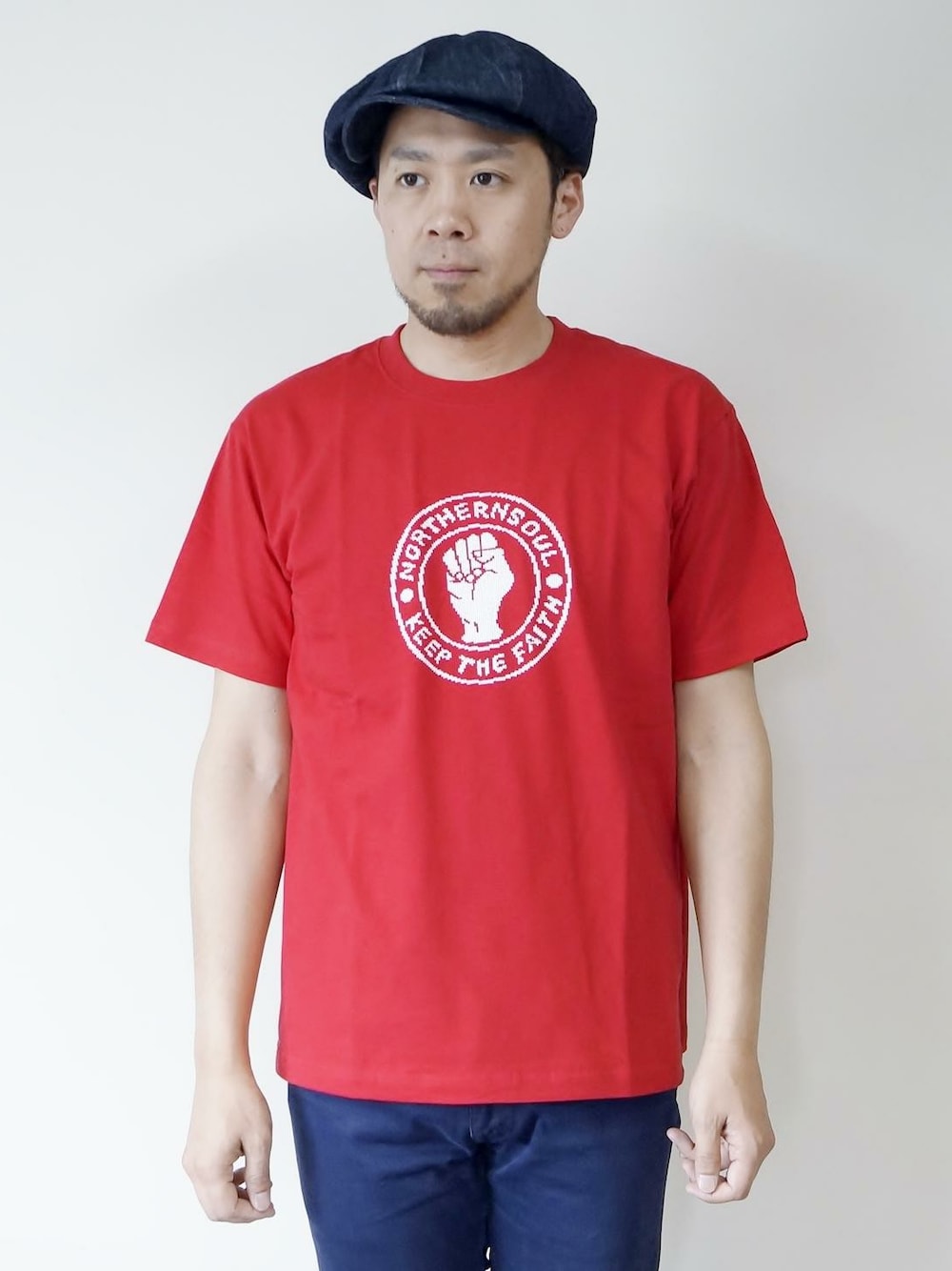 レッド系のTシャツ/カットソーを着用したメンズの夏コーディネートの1枚目の写真