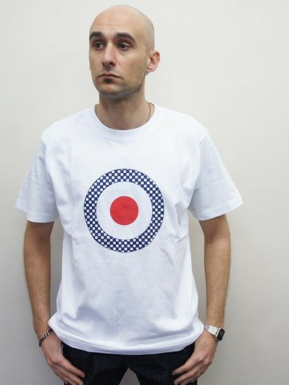 「Tシャツ、Tシャツスタイル、target、チェッカー、Tシャツ×デニム、チェッカーフラッグ、Tシャツコーデ、checker、市松模様、ターゲットマーク」｜「NEVER TRUSTのNEVERTRUST（ネバートラスト）　　CHECKER TARGET Tシャツ WHT（Tシャツ/カットソー、ホワイト系）」を使った、ロケットシップさん（メンズ・182cm）の夏コーディネートの1枚目の写真