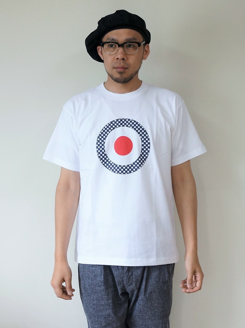 「パンツ、ベレー帽、Tシャツ、Tシャツスタイル、レザーシューズ、革靴、パンツスタイル、Tシャツコーデ、ベレー帽×メガネ、ベレー帽推奨委員会」｜「NEVER TRUSTのNEVERTRUST（ネバートラスト）　　CHECKER TARGET Tシャツ WHT（Tシャツ/カットソー、ホワイト系）」を使った、ロケットシップさん（メンズ・182cm）の夏コーディネートの1枚目の写真