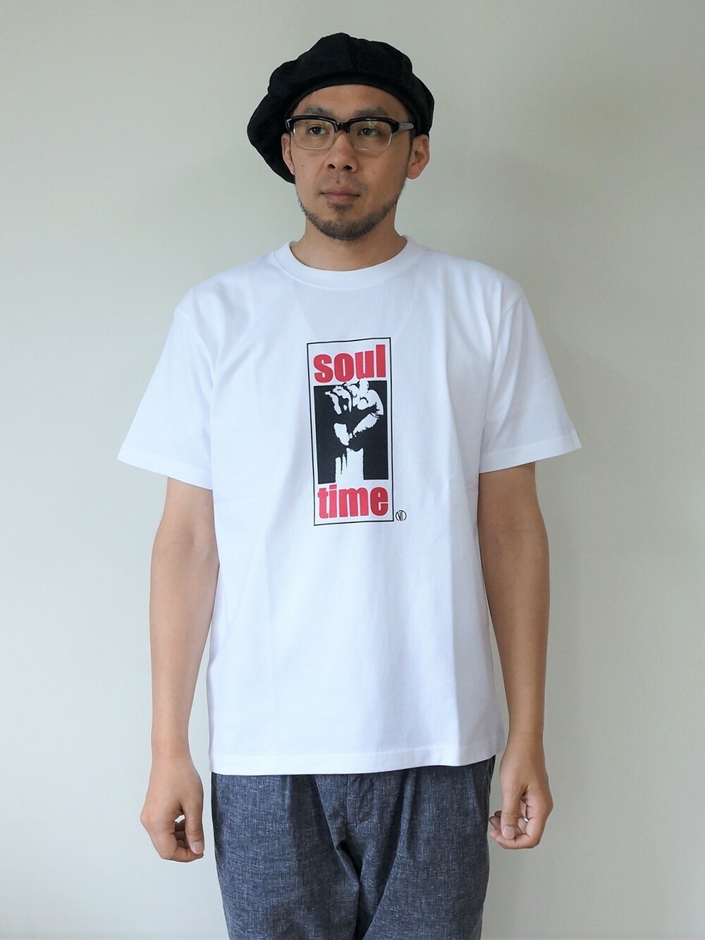 「夏、Tシャツ、革靴、春コーデ、春夏コーデ、夏コーデ、暑い、ROCKET SHIP、Wear And Head Clothing、夏だ！Tシャツ着よう！」｜「NEVER TRUSTのNEVERTRUST（ネバートラスト）　　SOUL TIME Tシャツ WHT（Tシャツ/カットソー、ホワイト系）」を使った、ロケットシップさん（メンズ・182cm）の夏コーディネートの1枚目の写真