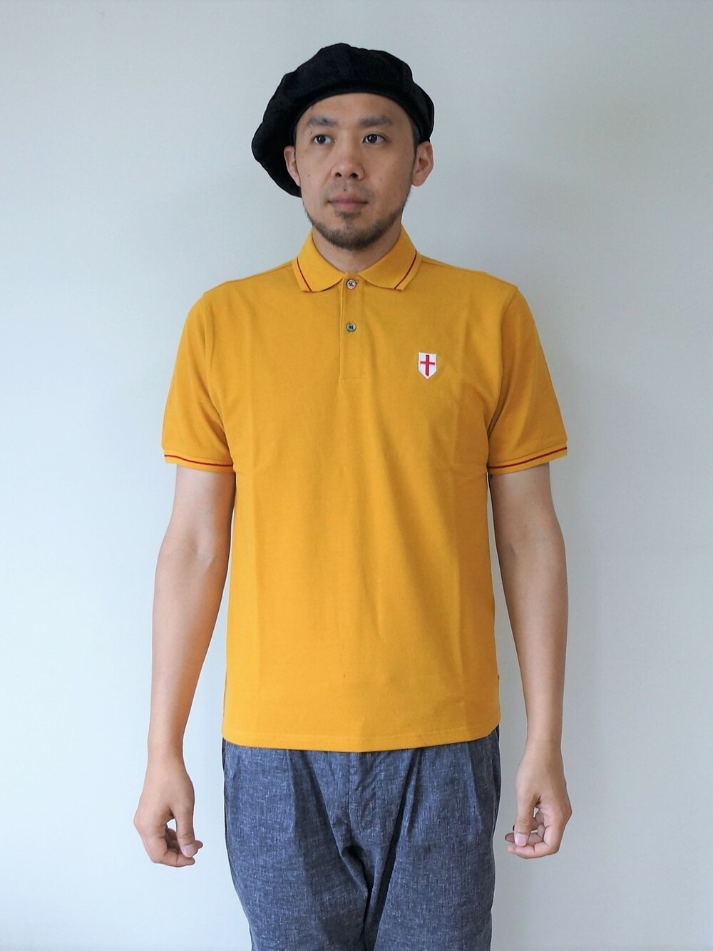 「パンツ、レザー、ベレー帽、レザーシューズ、革靴、ポロシャツ、パンツスタイル、パンツコーデ、ベレー帽×メガネ、ベレー帽推奨委員会」｜「NEVER TRUSTのNEVERTRUST（ネバートラスト）　　セントジョージ鹿の子ポロシャツ MUS（ポロシャツ、イエロー系）」を使った、ロケットシップさん（メンズ・182cm）の夏コーディネートの1枚目の写真
