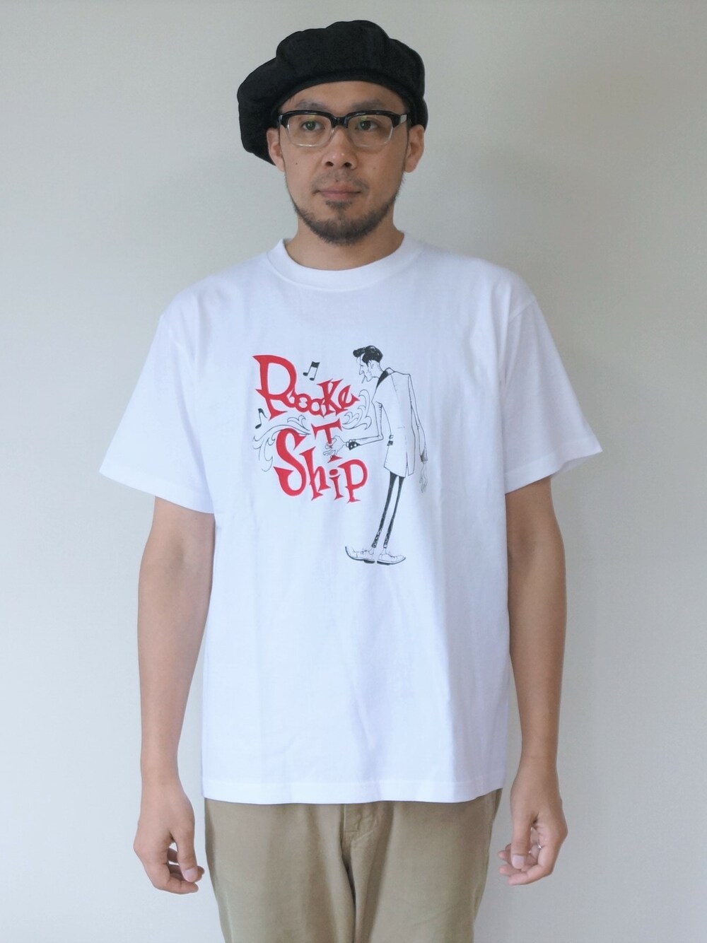 「夏、ベレー帽、チノパン、Tシャツ、キャラクター、オリジナル、夏コーデ、ベレー帽×メガネ、オリジナルTシャツ、夏だ！Tシャツ着よう！」｜「ROCKET SHIP（ロケットシップ）　　ROCKET SHIP Tシャツ２ WHT（Tシャツ/カットソー、ホワイト系）」を使った、ロケットシップさん（メンズ・182cm）の夏コーディネートの1枚目の写真