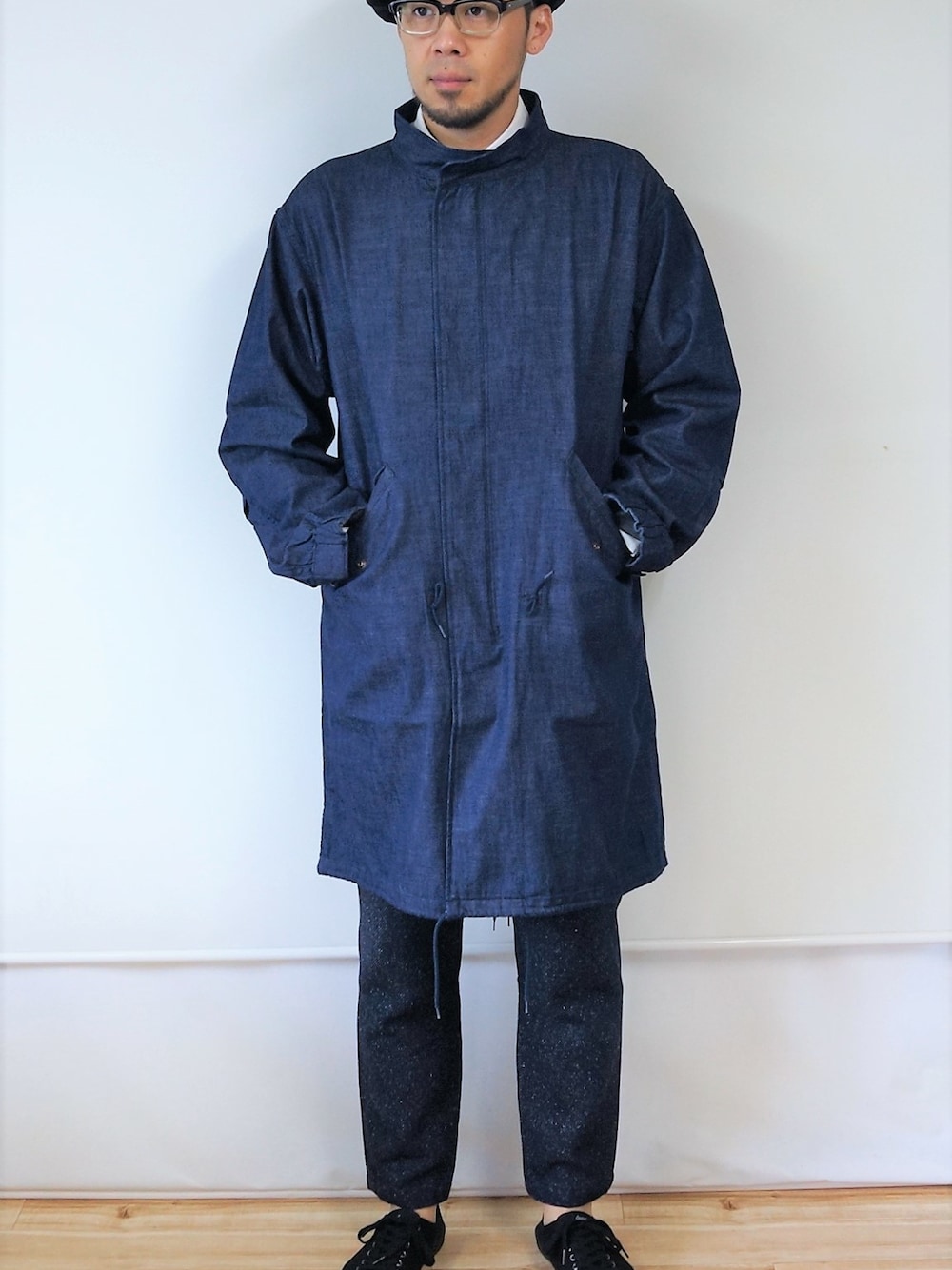 ブルー系のモッズコート、ブルー系のその他パンツ、ホワイト系のシャツ/ブラウスを着用したメンズの秋コーディネートの1枚目の写真