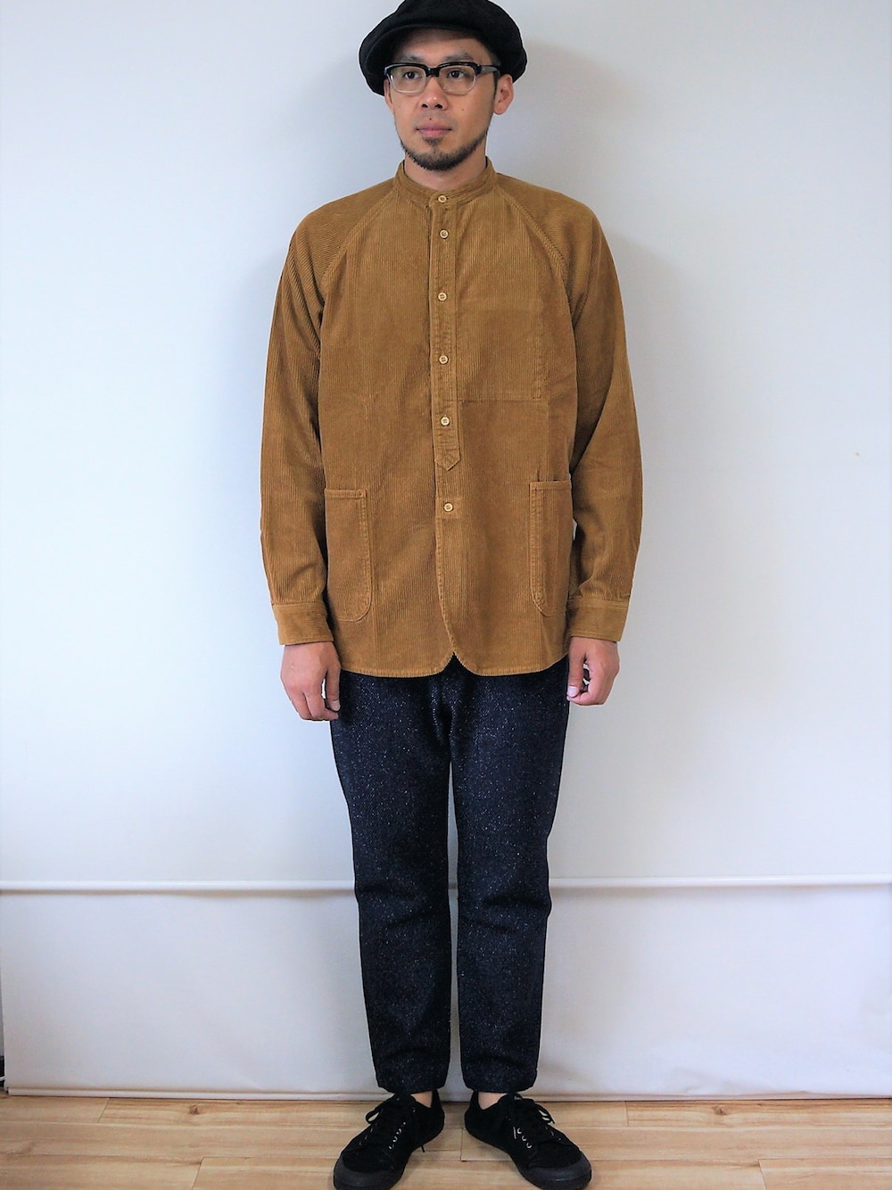 ブラウン系のその他アウター、ブルー系のその他パンツ、ブラック系のドレスシューズを着用したメンズの秋コーディネートの1枚目の写真