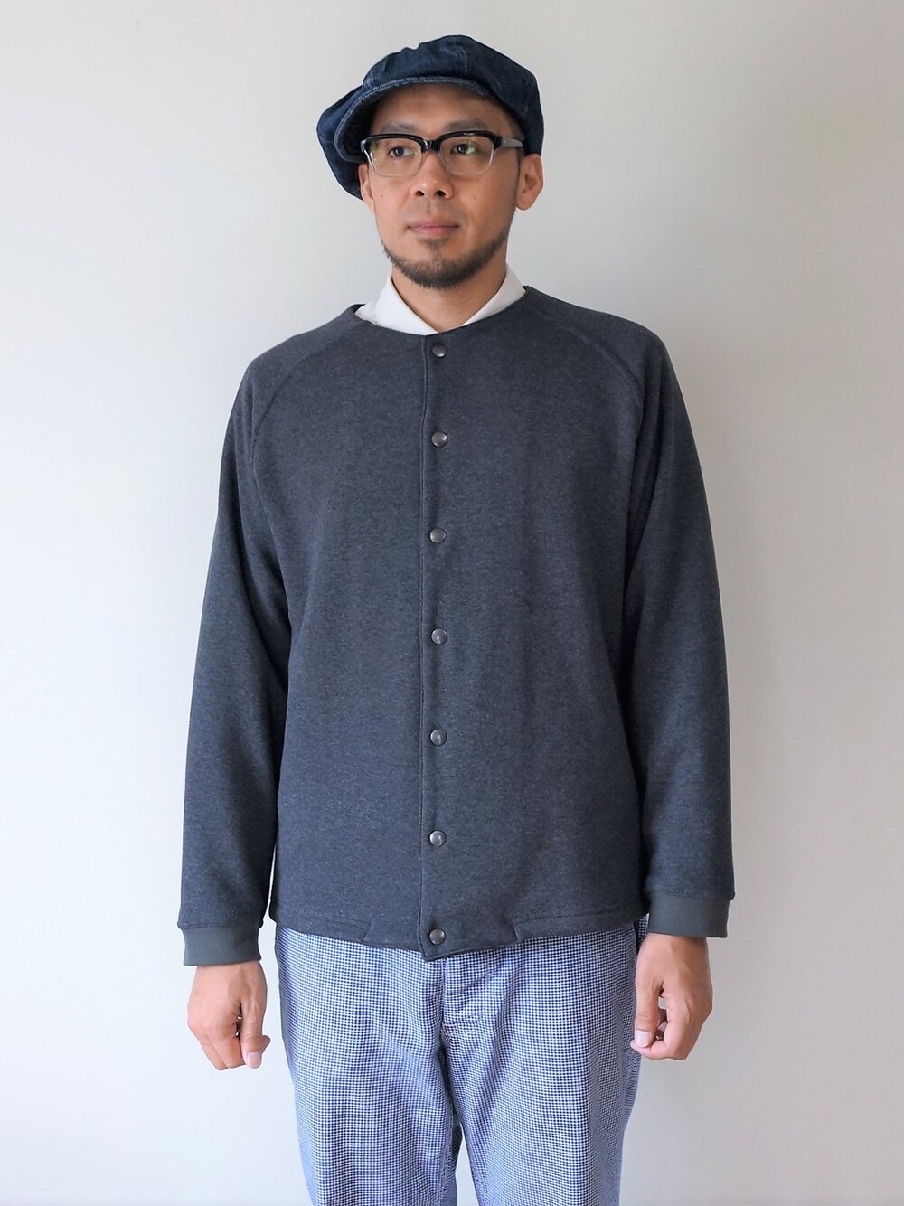 「スニーカー、ジャケット、シャツ、ストライプ、キャスケット、スニーカーコーデ、トラウザーパンツ、ジャケットスタイル、シャツスタイル、ジャケットコーデ」｜「AudienceのAUDIENCE（オーディエンス）　　ボンバーヒートノーカラースナップジャケット SUMI（その他アウター、ブラック系）」を使った、ロケットシップさん（メンズ・182cm）の秋コーディネートの1枚目の写真