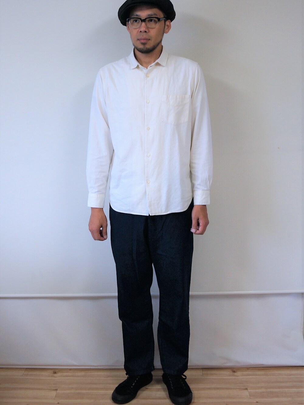 ブルー系のその他パンツ、ブラック系のドレスシューズ、ホワイト系のシャツ/ブラウスを着用したメンズの秋コーディネートの1枚目の写真