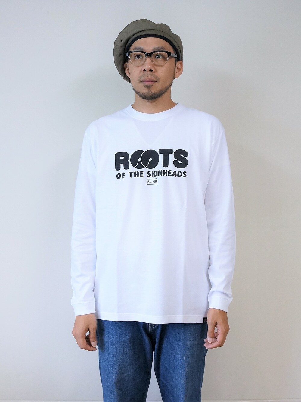 「Tシャツ、秋のコーデ、Tシャツスタイル、秋服、秋、Tシャツ×デニム、Tシャツコーデ、秋コーデ、秋冬コーデ、秋服準備はじめました」｜「NEVER TRUSTのNEVERTRUST（ネバートラスト）　　ROOTS OF SKINHEADS L/S Tシャツ WHT（Tシャツ/カットソー、ホワイト系）」を使った、ロケットシップさん（メンズ・182cm）の秋コーディネートの1枚目の写真