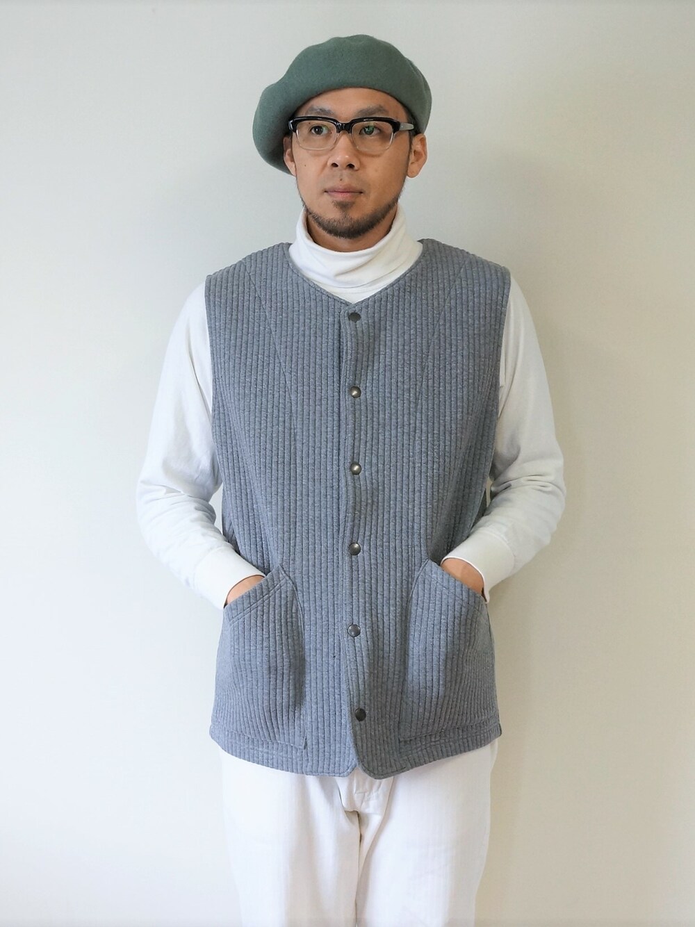 「秋のコーデ、ベスト、冬コーデ、冬、冬服、秋コーデ、秋冬コーデ、ベストスタイル、冬のコーデ、秋服準備はじめました」｜「AudienceのAUDIENCE（オーディエンス）　　ストライプキルトノーカラースナップベスト CCL（ベスト、グレー系）」を使った、ロケットシップさん（メンズ・182cm）の秋コーディネートの1枚目の写真