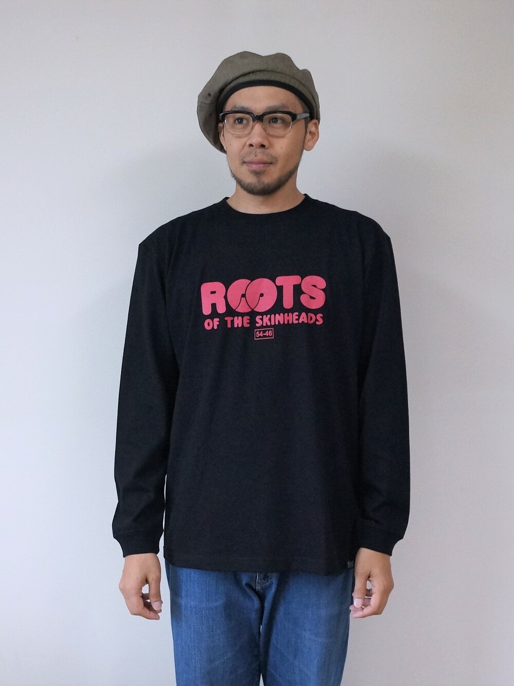 「Tシャツ、冬コーデ、Tシャツスタイル、春コーデ、春夏コーデ、オールシーズン、Tシャツ×デニム、Tシャツコーデ、秋コーデ、秋冬コーデ」｜「NEVER TRUSTのNEVERTRUST（ネバートラスト）　　ROOTS OF SKINHEADS L/S Tシャツ BLK（Tシャツ/カットソー、ブラック系）」を使った、ロケットシップさん（メンズ・182cm）の秋コーディネートの1枚目の写真