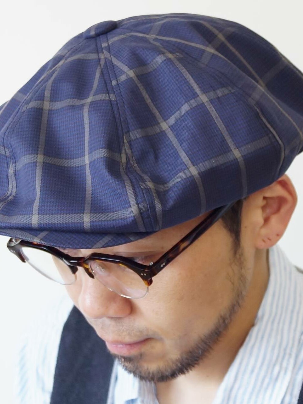 「キャスケット、帽子、帽子×メガネ、帽子くん、ROCKET SHIP、帽子かぶろう会、Wear And Head Clothing、埼玉県熊谷市、ROCKET SHIP（ロケットシップ）、埼玉県熊谷市弥生２－６２」｜「NEVER TRUSTのNEVERTRUST（ネバートラスト）　　チェック８方ビッグキャスケット NVY（キャスケット、ブルー系）」を使った、ロケットシップさん（メンズ・182cm）の秋コーディネートの1枚目の写真