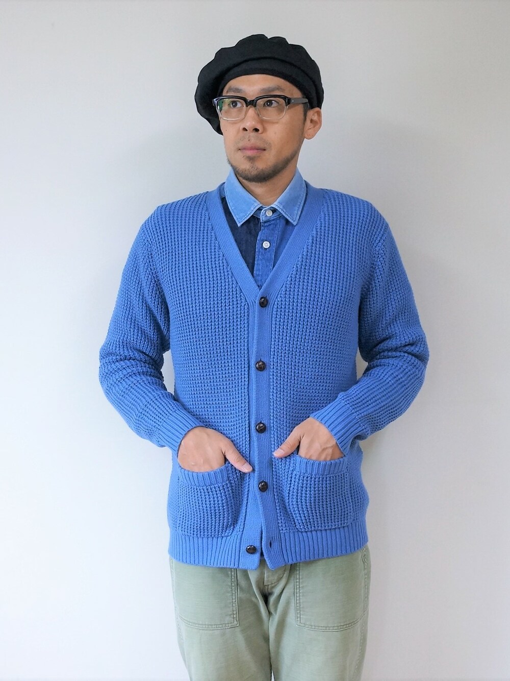 「カーディガン、冬コーデ、冬、冬服、カーディガン肩かけ、秋コーデ、秋冬コーデ、冬のコーデ、冬アウター、冬アウター着回しチャレンジ」｜「NEVER TRUSTのNEVERTRUST（ネバートラスト）　　ワッフルニットカーディガン BLU（カーディガン/ボレロ、ブルー系）」を使った、ロケットシップさん（メンズ・182cm）の秋コーディネートの1枚目の写真