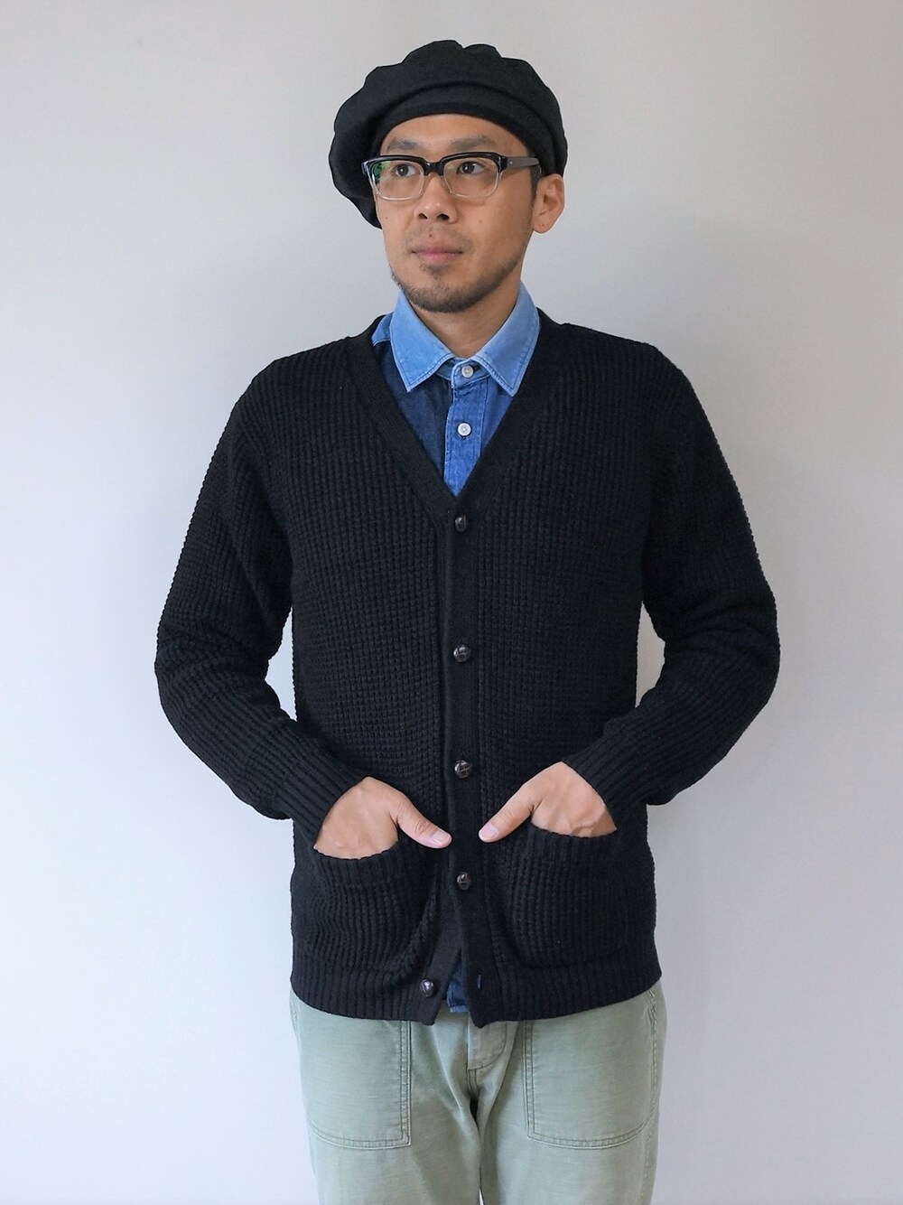 「秋のコーデ、冬コーデ、冬、秋服、秋、秋冬、秋コーデ、秋冬コーデ、秋服準備はじめました、秋のマイ旬スタイル」｜「NEVER TRUSTのNEVERTRUST（ネバートラスト）　　ワッフルニットカーディガン BLK（カーディガン/ボレロ、ブラック系）」を使った、ロケットシップさん（メンズ・182cm）の秋コーディネートの1枚目の写真