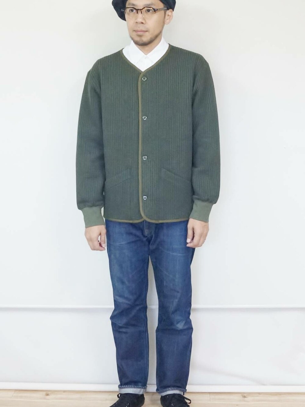 「スニーカー、ジャケット、デニム、ジーンズ、スニーカーコーデ、デニムパンツ、ジャケットスタイル、スニーカー女子、デニムコーデ、ジャケットコーデ」｜「AudienceのAUDIENCE（オーディエンス）　　ストレッチストライプキルトCZ ARMY ジャケット OLV（ブルゾン、グリーン系）」を使った、ロケットシップさん（メンズ・182cm）の秋コーディネートの1枚目の写真