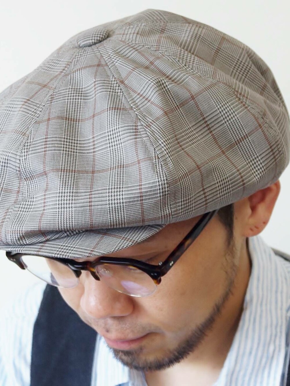 「チェック、チェック柄、キャスケット、帽子、帽子×メガネ、秋コーデ、帽子くん、秋冬コーデ、帽子かぶろう会、キャスケットコーデ」｜「NEVER TRUSTのNEVERTRUST（ネバートラスト）　　チェック８方ビッグキャスケット BEG（キャスケット、グレー系）」を使った、ロケットシップさん（メンズ・182cm）の秋コーディネートの1枚目の写真