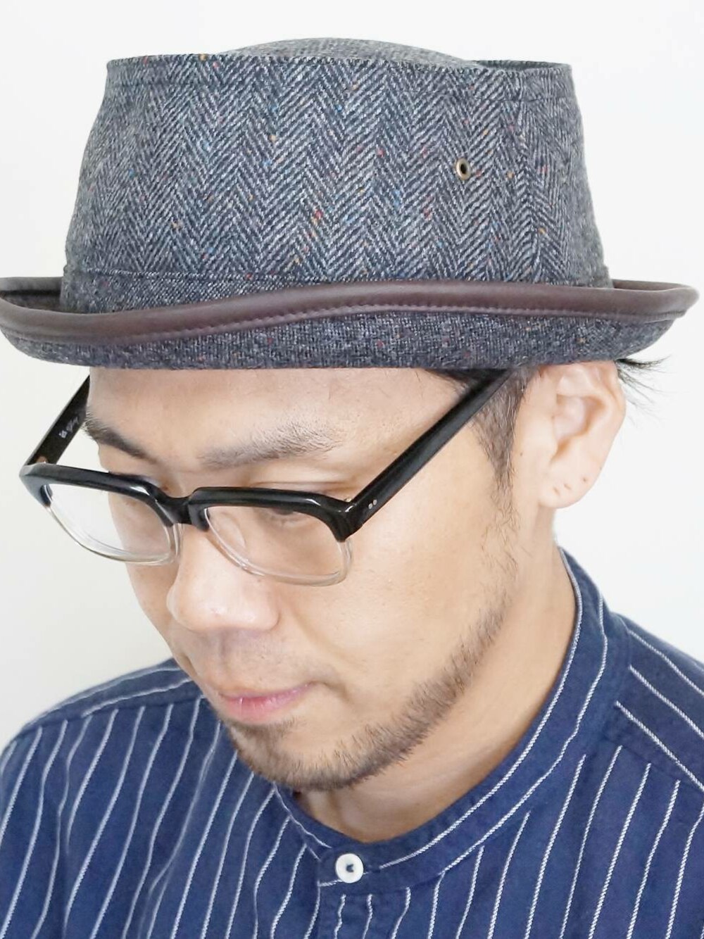 「ハット、冬コーデ、帽子、ハットコーデ、ハット、帽子、帽子×メガネ、秋コーデ、帽子くん、秋冬コーデ、帽子かぶろう会」｜「アイテム（ハット、ブラック系）」を使った、ロケットシップさん（メンズ・182cm）の秋コーディネートの1枚目の写真