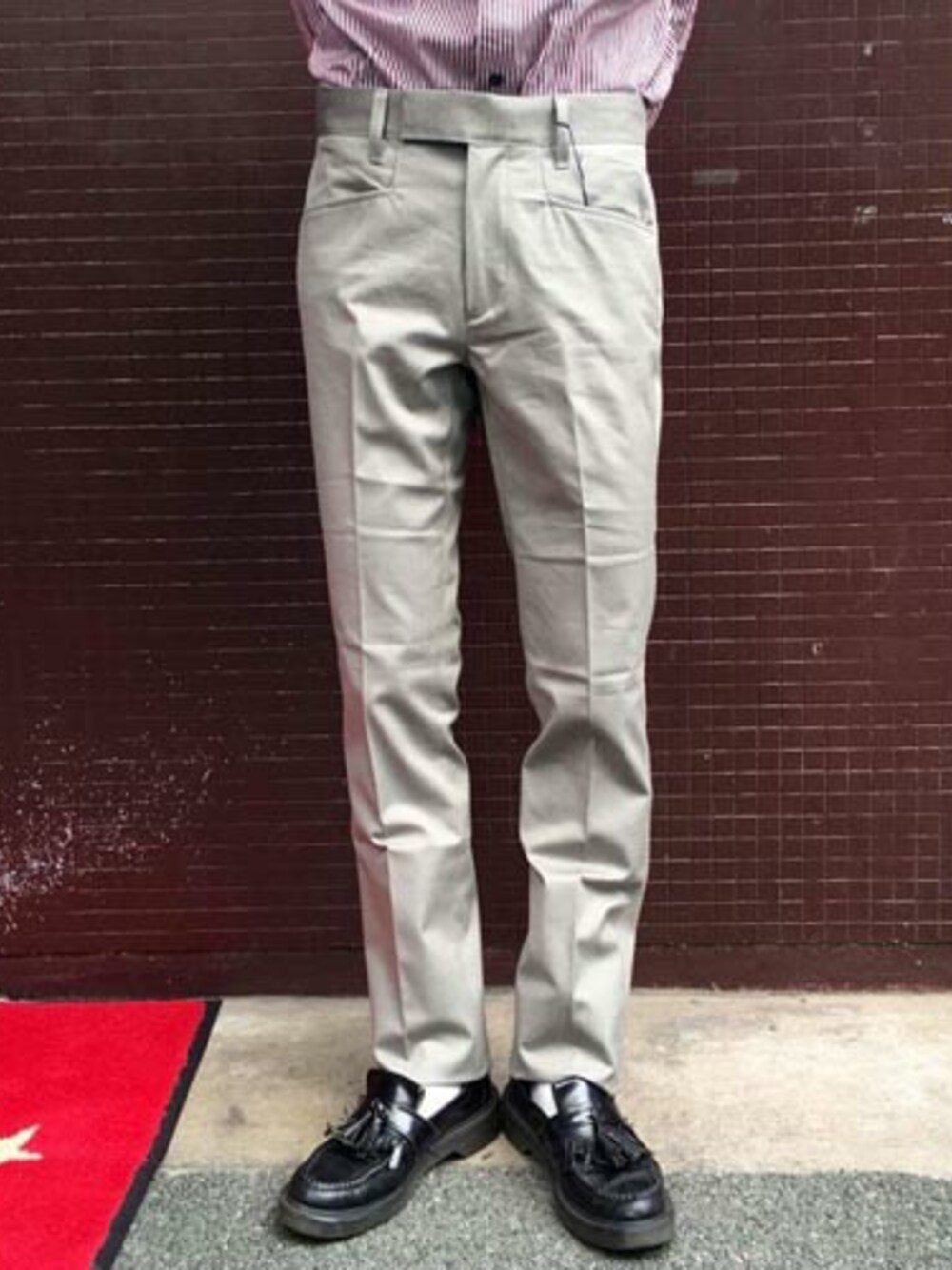 「パンツ、スラックス、トラウザーパンツ、パンツスタイル、スラックスパンツ、パンツコーデ、ROCKET SHIP、Wear And Head Clothing、埼玉県熊谷市、ROCKET SHIP（ロケットシップ）」｜「NEVER TRUSTのNEVERTRUST（ネバートラスト）　　スタ・プレスト・トラウザース GRY（スラックス、グレー系）」を使った、ロケットシップさん（メンズ・182cm）の秋コーディネートの1枚目の写真