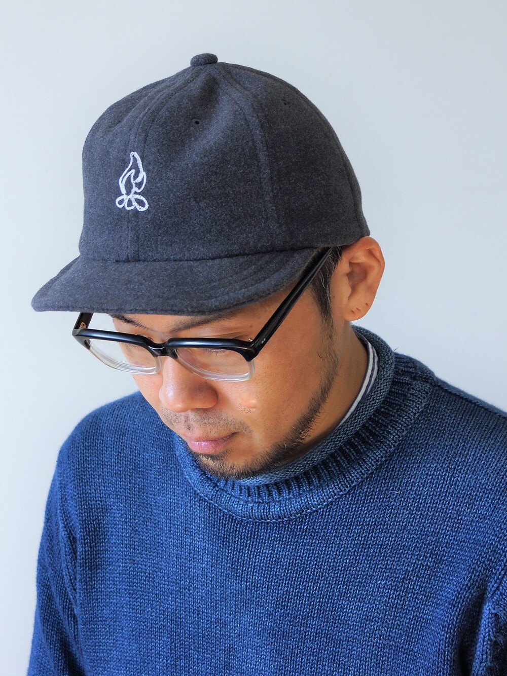 「キャップ、帽子、キャップ後ろかぶり、帽子×メガネ、キャップ女子、帽子くん、秋冬コーデ、キャップコーデ、帽子かぶろう会、キャップ部」｜「SAVEのsave（セーブ）　　Washable melton cap 洗えるメルトンキャップ CHA（キャップ、ブラック系）」を使った、ロケットシップさん（メンズ・182cm）の秋コーディネートの1枚目の写真