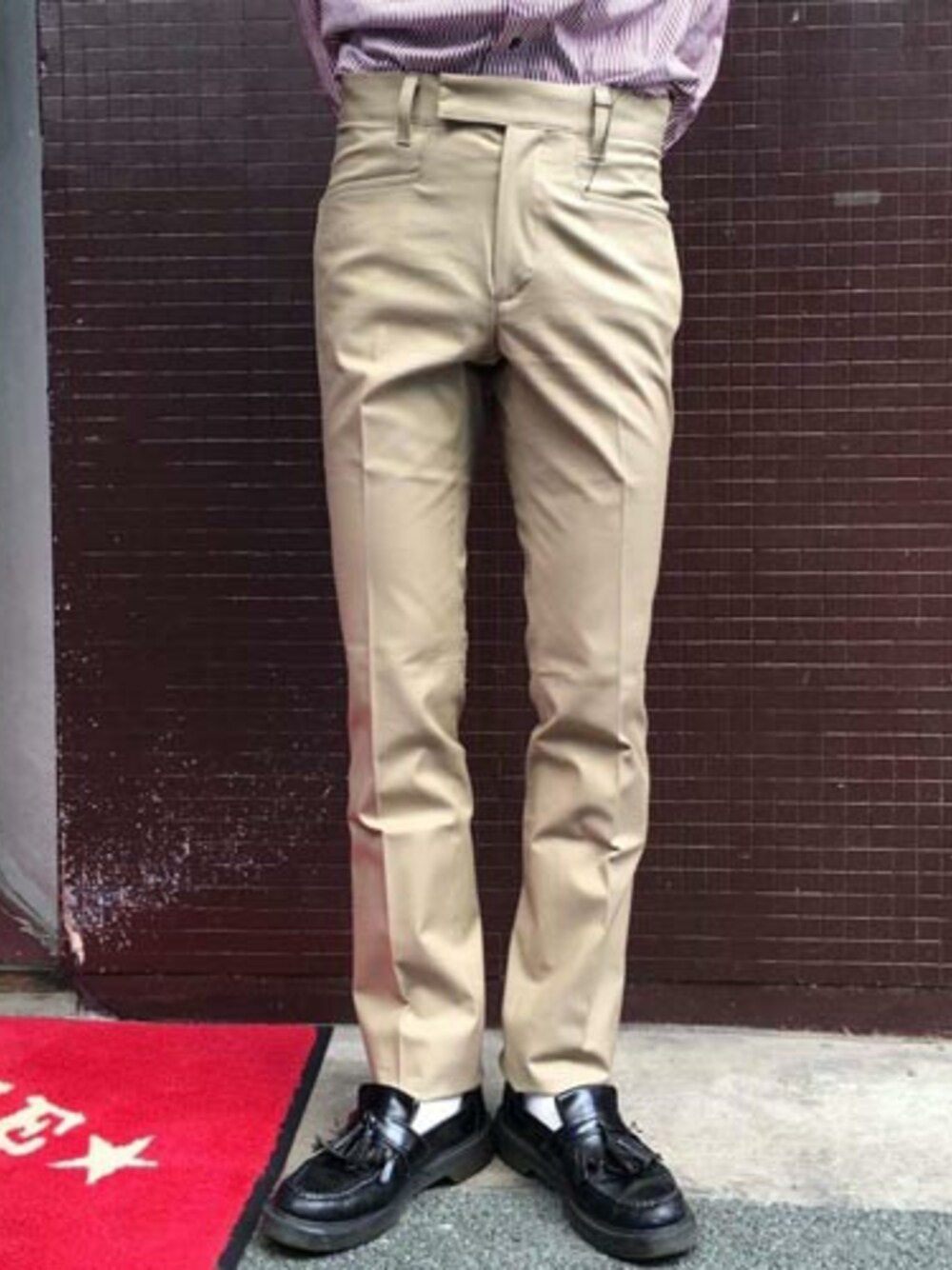 「パンツ、トラウザーパンツ、パンツスタイル、秋服、パンツコーデ、パンツイン、秋冬、秋コーデ、秋冬コーデ、トラウザース」｜「NEVER TRUSTのNEVERTRUST（ネバートラスト）　　スタ・プレスト・トラウザース BEG（スラックス、ベージュ系）」を使った、ロケットシップさん（メンズ・182cm）の秋コーディネートの1枚目の写真