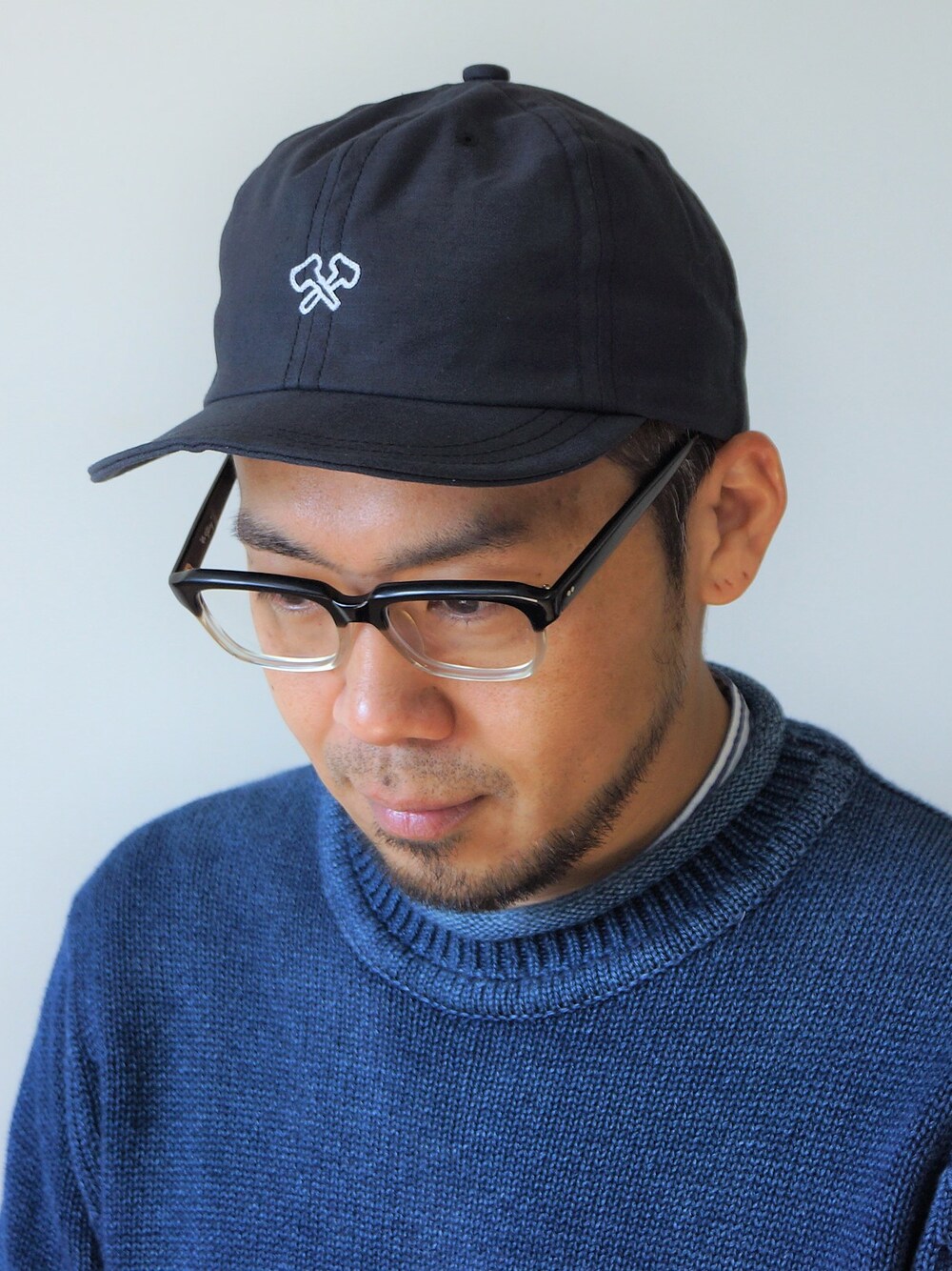 「キャップ、帽子、帽子×メガネ、キャップ×メガネ、キャップスタイル、キャップ女子、帽子くん、キャップコーデ、帽子かぶろう会、キャップ部」｜「SAVEのsave（セーブ）　　Embroidery　Cap 硫化染めキャップ BLK（キャップ、ブラック系）」を使った、ロケットシップさん（メンズ・182cm）の秋コーディネートの1枚目の写真