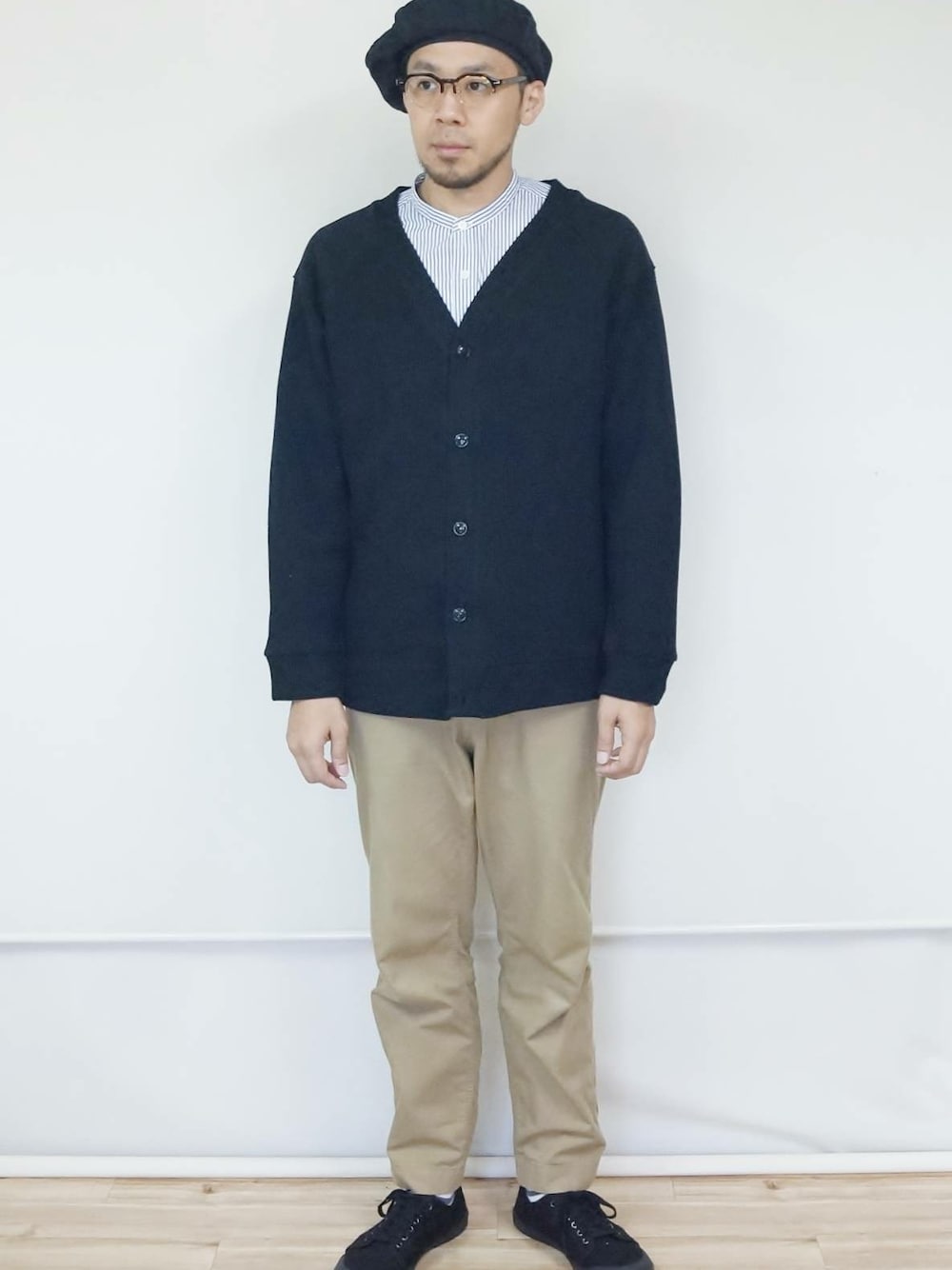「カーディガン、スニーカー、パンツ、チノパン、スニーカーコーデ、パンツスタイル、パンツコーデ、カーディガン肩かけ、カーディガン+シャツ、カーディガンコーデ」｜「AudienceのAUDIENCE（オーディエンス）　　ビックワッフルコマンドVネックカーディガン BLK（カーディガン/ボレロ、ブラック系）」を使った、ロケットシップさん（メンズ・182cm）の秋コーディネートの1枚目の写真
