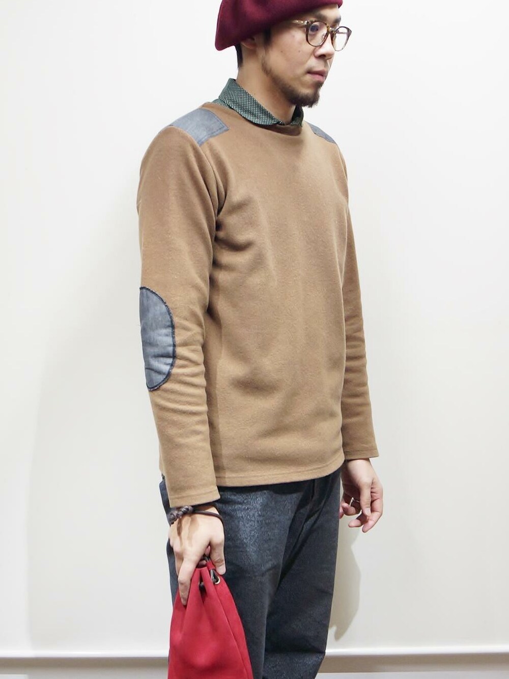 「バッグ、冬コーデ、ハンドメイド、バック、ﾊﾝﾄﾞﾒｲﾄﾞｱｸｾｻﾘｰ、ハンドメイドバッグ、秋冬、秋コーデ、秋冬コーデ、キンチャクバッグ」｜「IMYLAB（アイマイラボ）　　ハンドメイドレザーキンチャク RED（ハンドバッグ、レッド系）」を使った、ロケットシップさん（メンズ・182cm）の秋コーディネートの1枚目の写真
