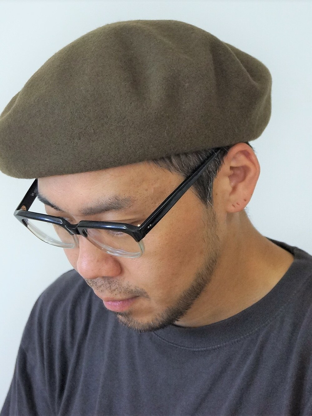 「ベレー帽、帽子、ベレー帽の会、帽子×メガネ、秋冬、ベレー帽×メガネ、帽子くん、秋冬コーデ、帽子かぶろう会、ベレー帽推奨委員会」｜「EDO HAT（エドハット）　　バスクベレー大判KKI（ハンチング/ベレー帽、グリーン系）」を使った、ロケットシップさん（メンズ・182cm）の秋コーディネートの1枚目の写真