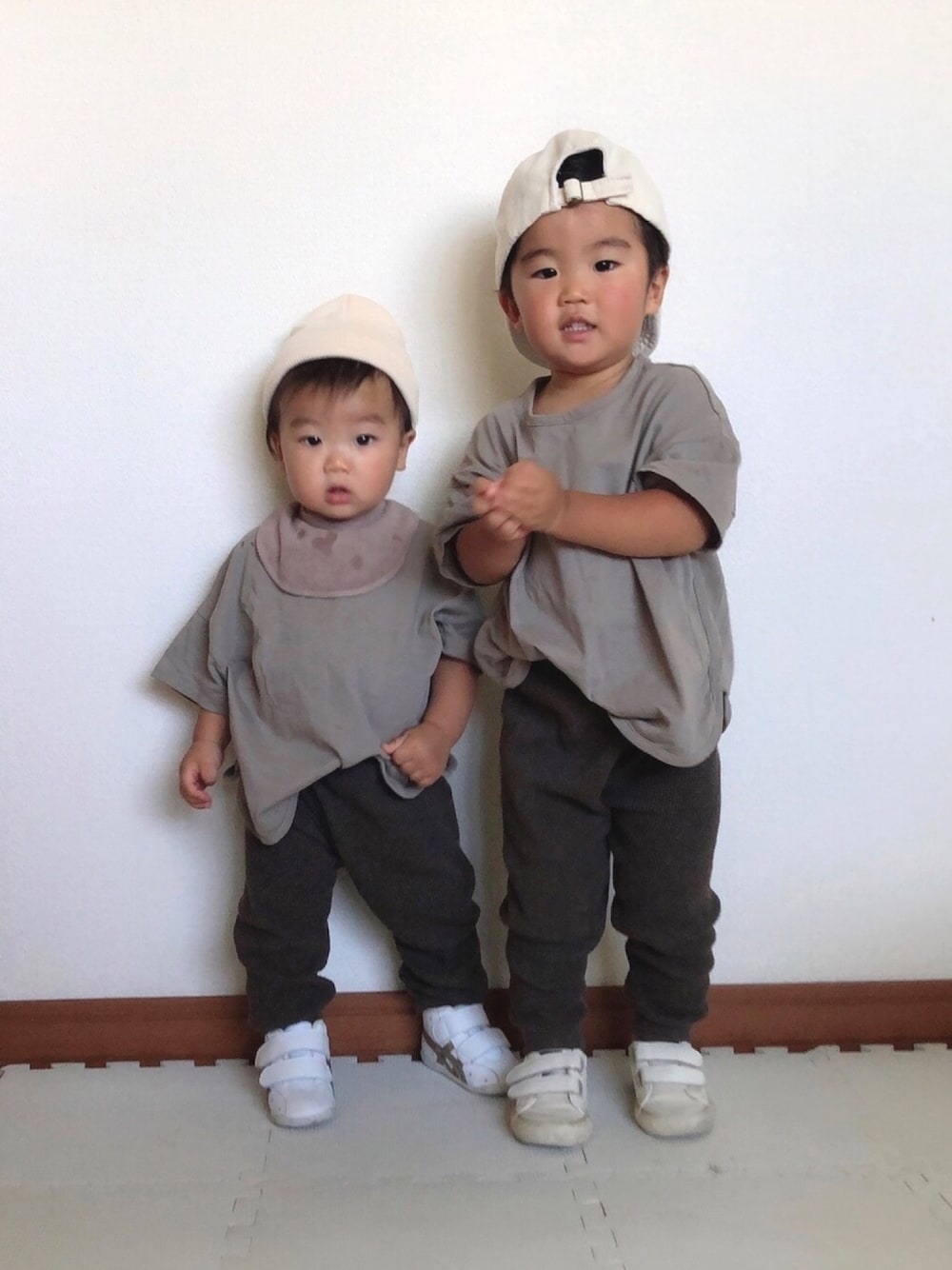 ブラウン系のTシャツ/カットソー、ブラウン系のその他パンツ、ホワイト系のスニーカーを着用したキッズの夏コーディネートの1枚目の写真