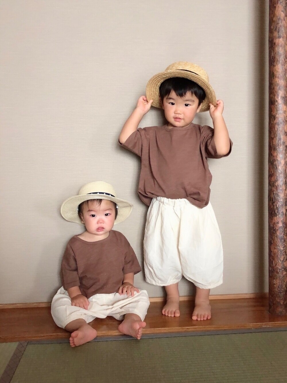 ブラウン系のTシャツ/カットソー、ホワイト系のその他パンツ、ホワイト系のスニーカーを着用したキッズの夏コーディネートの1枚目の写真