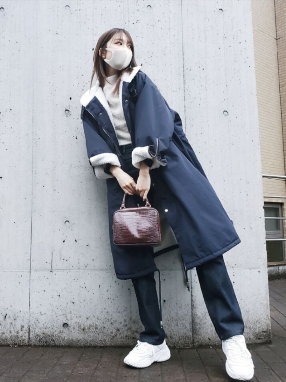 「春コーデ、パンツスタイル、モノトーン、デニム、大人カジュアル、おしゃれさんと繋がりたい、UNIQLO、カジュアル、今日のコーデ、ZARA」｜「GIANNI CHIARINIのアイテム（バッグ、ブラウン系）」を使った、山﨑もかさん（レディース・162cm）の冬コーディネートの1枚目の写真