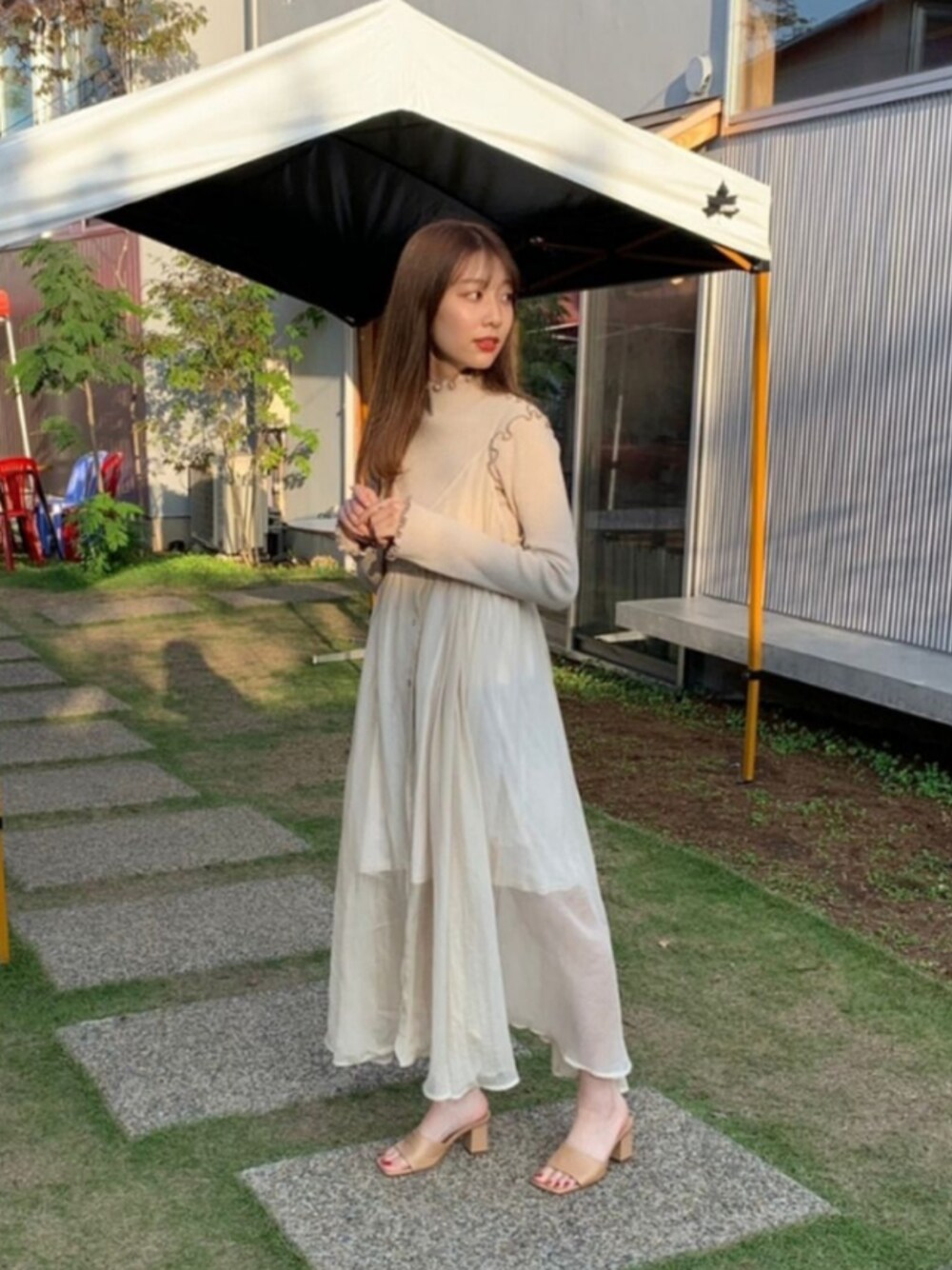 「春コーデ、キレイめ、大人ガーリー、ワントーンコーデ、ワンピース、ゆるコーデ、淡色コーデ、ベージュ、おしゃれさんと繋がりたい、ootd」｜「Chicoの箔プリントフレアキャミワンピース（ワンピース、ベージュ系）」を使った、山﨑もかさん（レディース・162cm）の春コーディネートの1枚目の写真