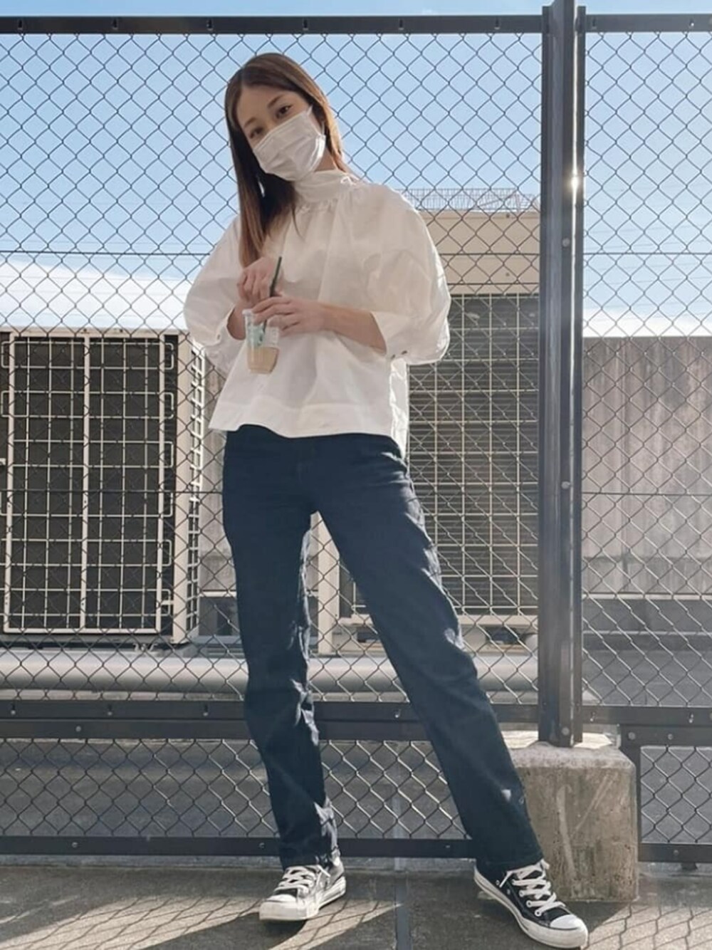 「カジュアルコーデ、お洒落さんとつながりたい、春、オトナ女子、シンプル、プチプラコーデ、スニーカーコーデ、デニムパンツ、モノトーンコーデ、シンプルコーデ」｜「SLYのSTAND GATHER RIBBON TOPS/スタンドギャザーリボントップス（シャツ/ブラウス、ホワイト系）」を使った、山﨑もかさん（レディース・162cm）の春コーディネートの1枚目の写真
