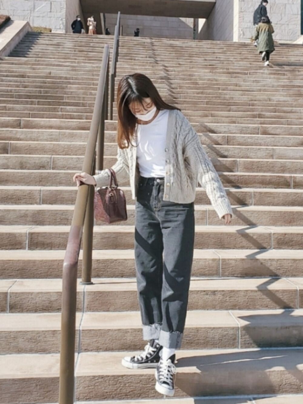 「春コーデ、シンプルコーデ、休日スタイル、おしゃれさんと繋がりたい、プチプラ、スニーカー、converse、ロンT、UNIQLO、スクエアトゥ」｜「GIANNI CHIARINIのアイテム（バッグ、ブラウン系）」を使った、山﨑もかさん（レディース・162cm）の春コーディネートの1枚目の写真