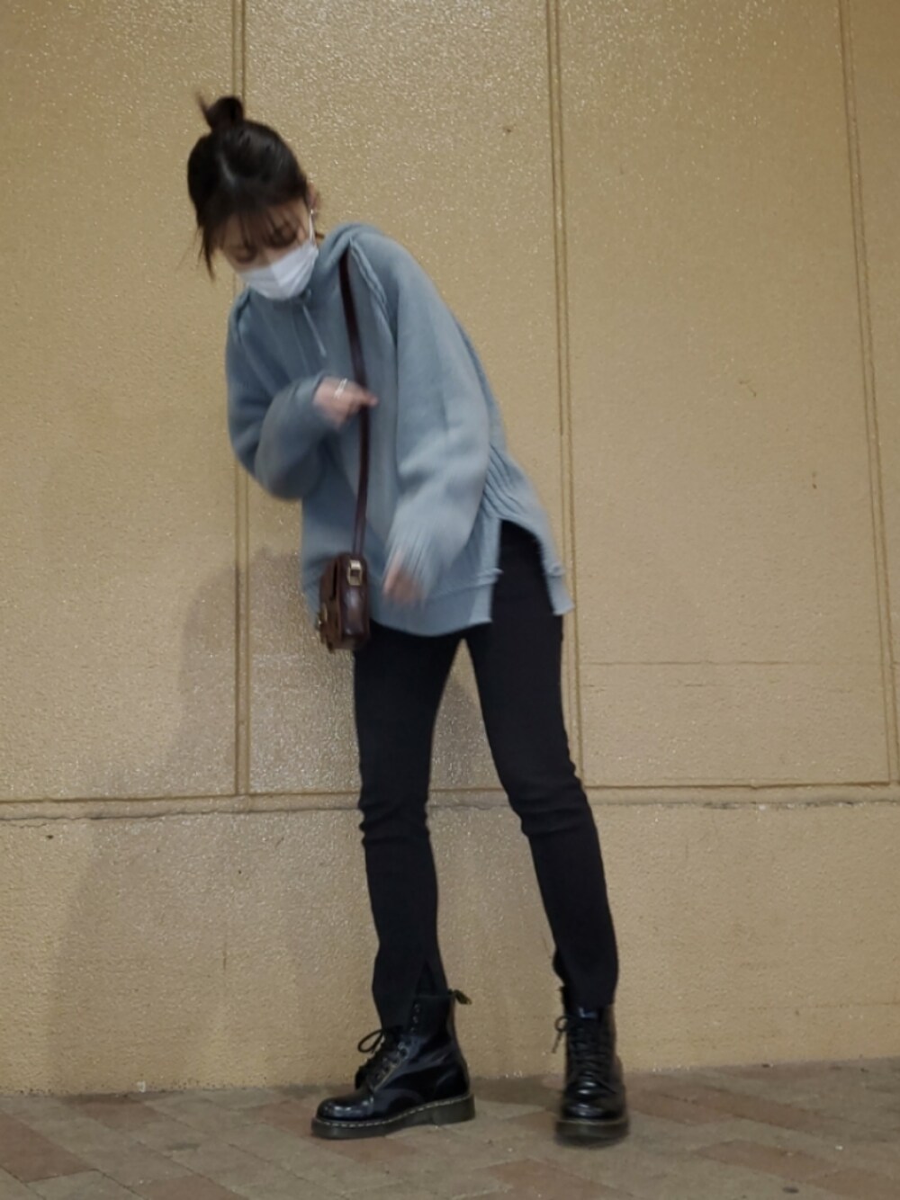 「カジュアルコーデ、シンプル、オトナ女子、今日のコーデ、お洒落さんとつながりたい、春カラー、春コーデ、ラフ、ラフコーデ、大人カジュアル」｜「UNIQLOのアイテム（パンツ、ブラック系）」を使った、山﨑もかさん（レディース・162cm）の春コーディネートの1枚目の写真