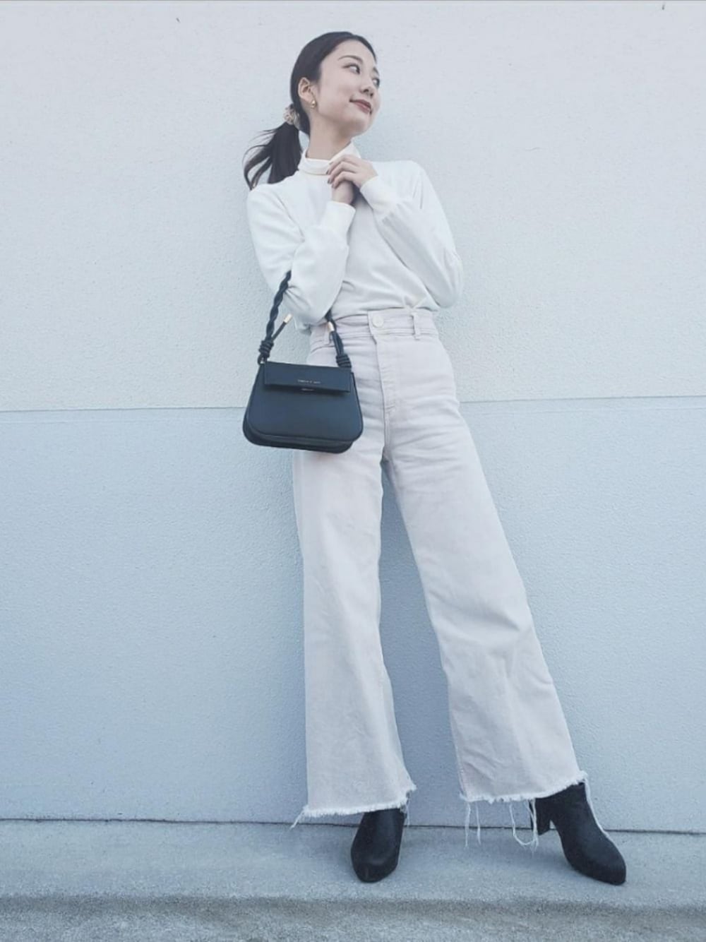 「春、カジュアル、オトナカジュアル、パンツスタイル、おしゃれさんと繋がりたい、大人コーデ、ootd、ワイドパンツ、モノトーン、ホワイト」｜「GRLのサイドジップ厚底ショートブーツ（ブーツ、ブラック系）」を使った、山﨑もかさん（レディース・162cm）の春コーディネートの1枚目の写真
