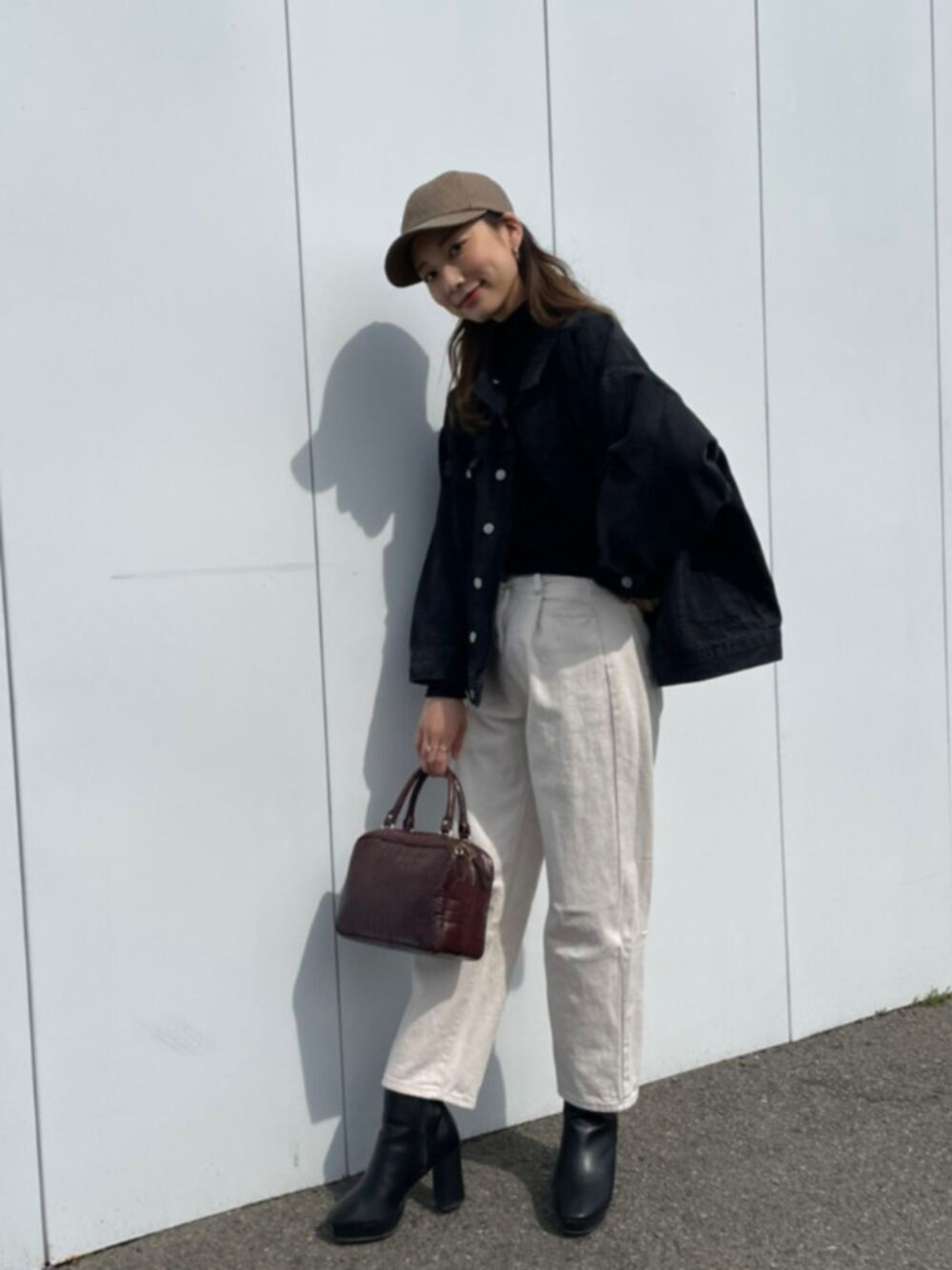 「休日スタイル、オトナカジュアル、お洒落さんとつながりたい、パンツコーデ、カジュアル、はるコーデ、春色、オーバーサイズ、淡色コーデ、パンツスタイル」｜「ＡＮＤＪのダブルタックストレートホワイトデニム（デニムパンツ、ホワイト系）」を使った、山﨑もかさん（レディース・162cm）の春コーディネートの1枚目の写真