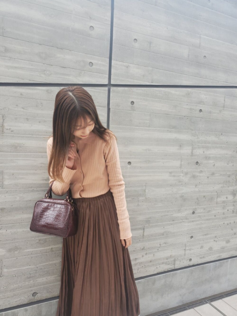 「春、シンプルコーデ、今日のコーデ、ゆるコーデ、大人カジュアル、ラクチンコーデ、おしゃれさんと繋がりたい、大人コーデ、大人ガーリー、いいね、save、フォローお願いします🤑」｜「KBFのシャツライクリブニット（ニット/セーター、ベージュ系）」を使った、山﨑もかさん（レディース・162cm）の春コーディネートの1枚目の写真
