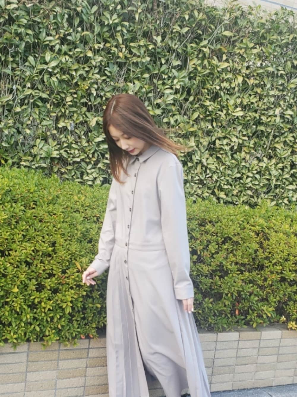 「休日コーデ、春コーデ、ootd、キレイめカジュアル、ワンピース、リラックススタイル、春色、ワントーンコーデ、ZARA、相互フォロー」｜「ZARAのアイテム（ワンピース/ドレス、グレー系）」を使った、山﨑もかさん（レディース・162cm）の春コーディネートの1枚目の写真