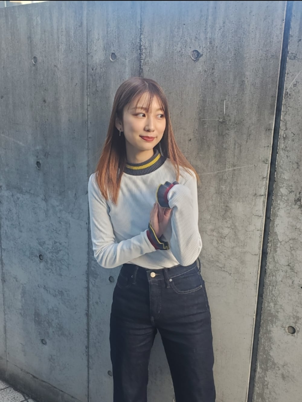 「シンプルスタイル、ゆるコーデ、ラクチンコーデ、KBF、ユニクロ、UNIQLO、お洒落さんとつながりたい、デニムパンツ、休日スタイル、今日のコーデ」｜「KBFのアイテム（トップス、ホワイト系）」を使った、山﨑もかさん（レディース・162cm）の春コーディネートの1枚目の写真