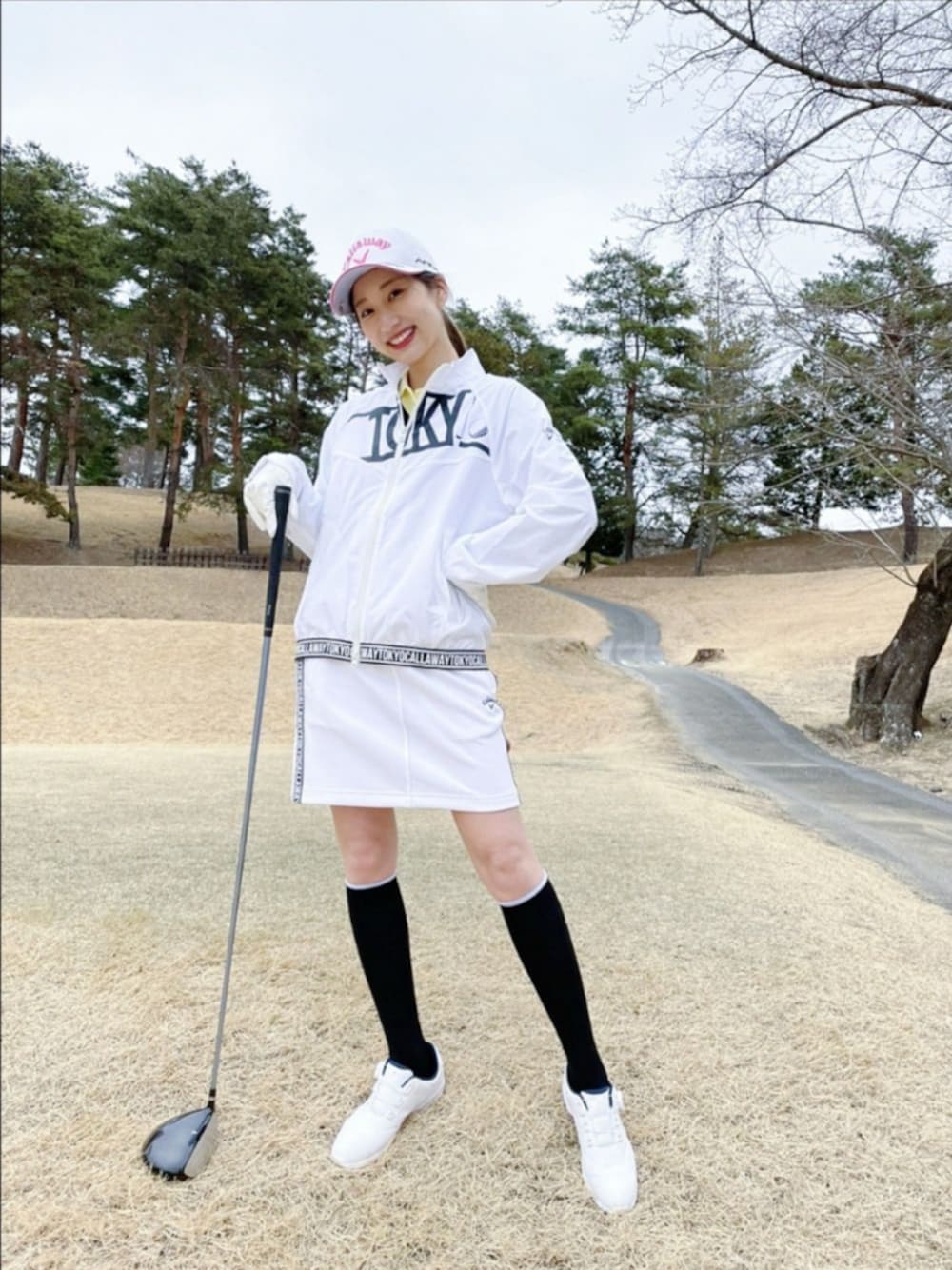 「ゴルフ、ゴルフウェア、Callaway、休日コーデ、ootd、スニーカーコーデ、ワントーンコーデ、着回しコーデ、相互フォロー、キレイめカジュアル」｜「Callawayのアイテム（ジャケット/アウター、ホワイト系）」を使った、山﨑もかさん（レディース・162cm）の春コーディネートの1枚目の写真