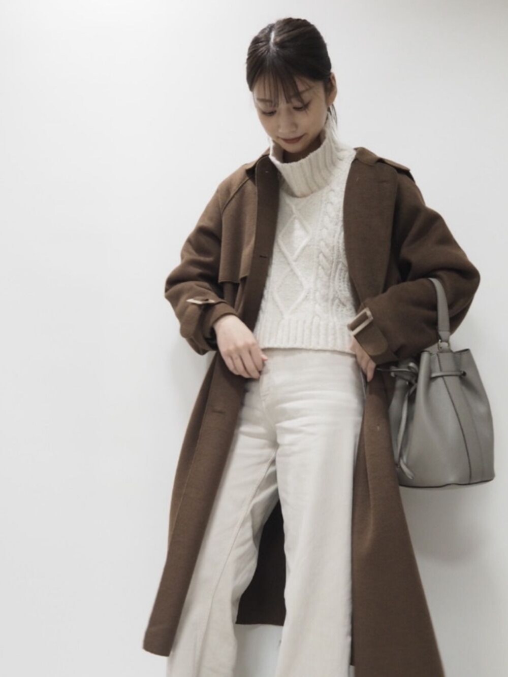 「大人カジュアル、はるコーデ、休日コーデ、大人女子、ゆるコーデ、ootd、春、カジュアル、きれいめカジュアル、淡色コーデ」｜「ZARAのアイテム（パンツ、ホワイト系）」を使った、山﨑もかさん（レディース・162cm）の春コーディネートの1枚目の写真