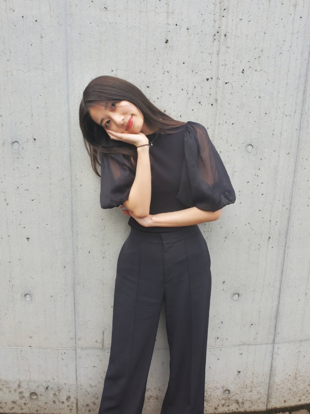 「モード、春、シンプル、パンツコーデ、オトナ女子、プチプラ、きれいめカジュアル、モノトーン、UNIQLO、snidel」｜「SNIDELのアイテム（カーディガン/ボレロ、ブラック系）」を使った、山﨑もかさん（レディース・162cm）の春コーディネートの1枚目の写真