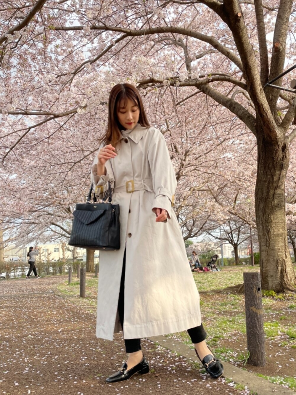 「春夏コーデ、カジュアルコーデ、大人カジュアル、ootd、プチプラコーデ、おしゃれさんと繋がりたい、ビッグシルエット、ベージュ、キレイめ、ホワイト」｜「SNIDELのアイテム（トレンチコート、ベージュ系）」を使った、山﨑もかさん（レディース・162cm）の春コーディネートの1枚目の写真