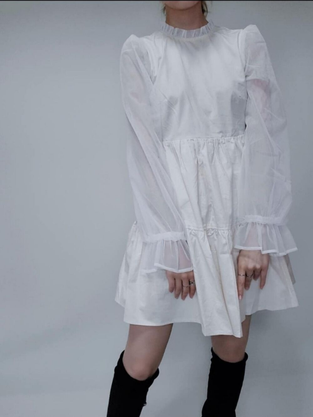 「春夏コーデ、はるコーデ、春、いいね、save、フォローお願いします🤑、きれいめカジュアル、韓国ファッション、大人カジュアル、モノトーン、ワンピース、オトナ女子」｜「TITTY&CO.のシアースリーブチュニックワンピース（ワンピース/ドレス、ホワイト系）」を使った、山﨑もかさん（レディース・162cm）の春コーディネートの1枚目の写真
