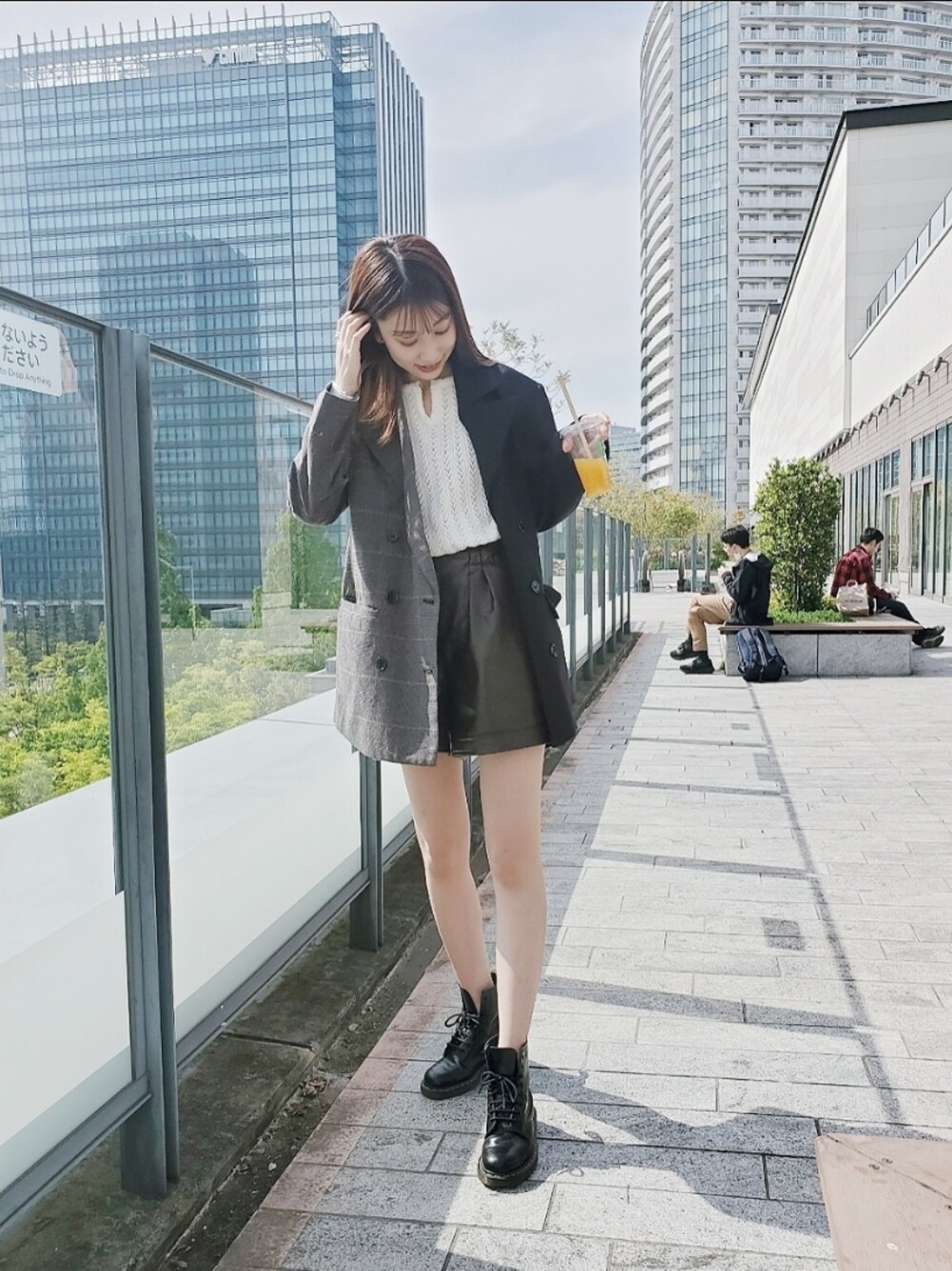 「お洒落さんとつながりたい、オトナカジュアル、休日スタイル、今日のコーデ、はるコーデ、ビッグシルエット、春夏コーデ、カジュアルコーデ、ootd、シンプルコーデ」｜「ＡＮＤＪのエコレザーハイウエストショートパンツ（その他パンツ、ブラウン系）」を使った、山﨑もかさん（レディース・162cm）の春コーディネートの1枚目の写真