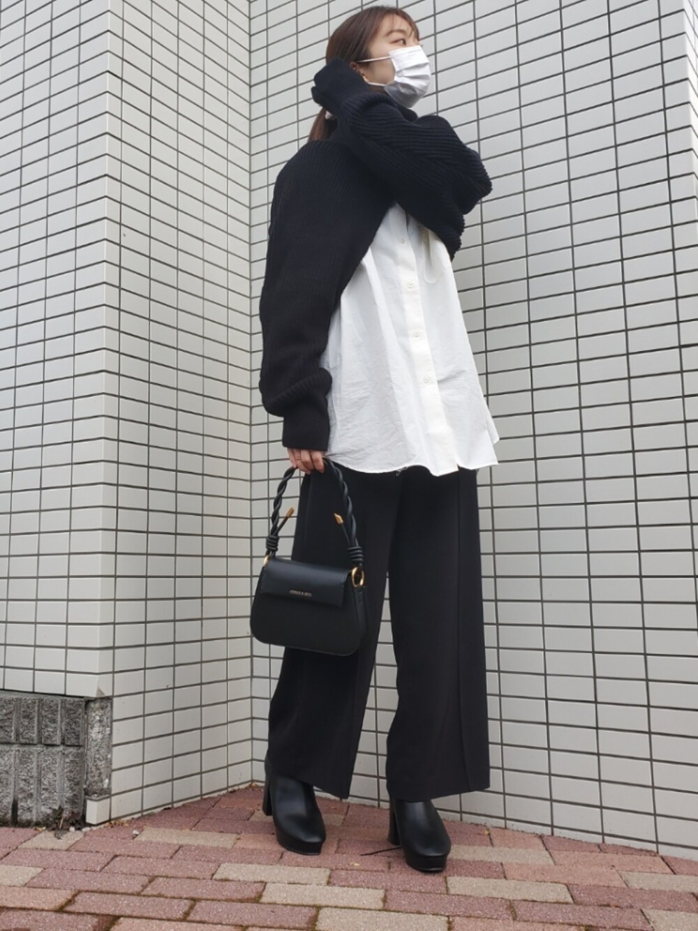 「UNIQLO、プチプラ、プチプラコーデ、休日スタイル、おしゃれさんと繋がりたい、シャツスタイル、ootd、ラフ、黒、韓国ファッション」｜「GRLの厚底ショートブーツ（ブーツ、ブラック系）」を使った、山﨑もかさん（レディース・162cm）の春コーディネートの1枚目の写真