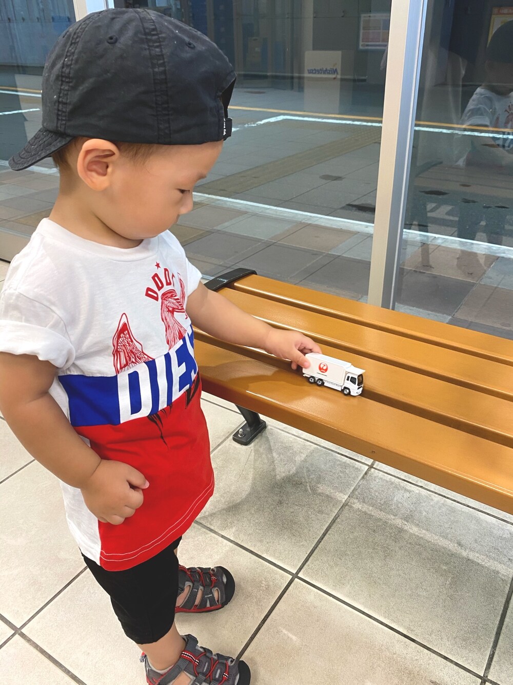 「おとこのこ、1歳3ヶ月、おでかけ」｜「DIESELのベビー ボーイズ Tシャツ（Tシャツ/カットソー、レッド系）」を使った、pooh❁¨̮sukeさん（キッズ・80cm）の夏コーディネートの1枚目の写真