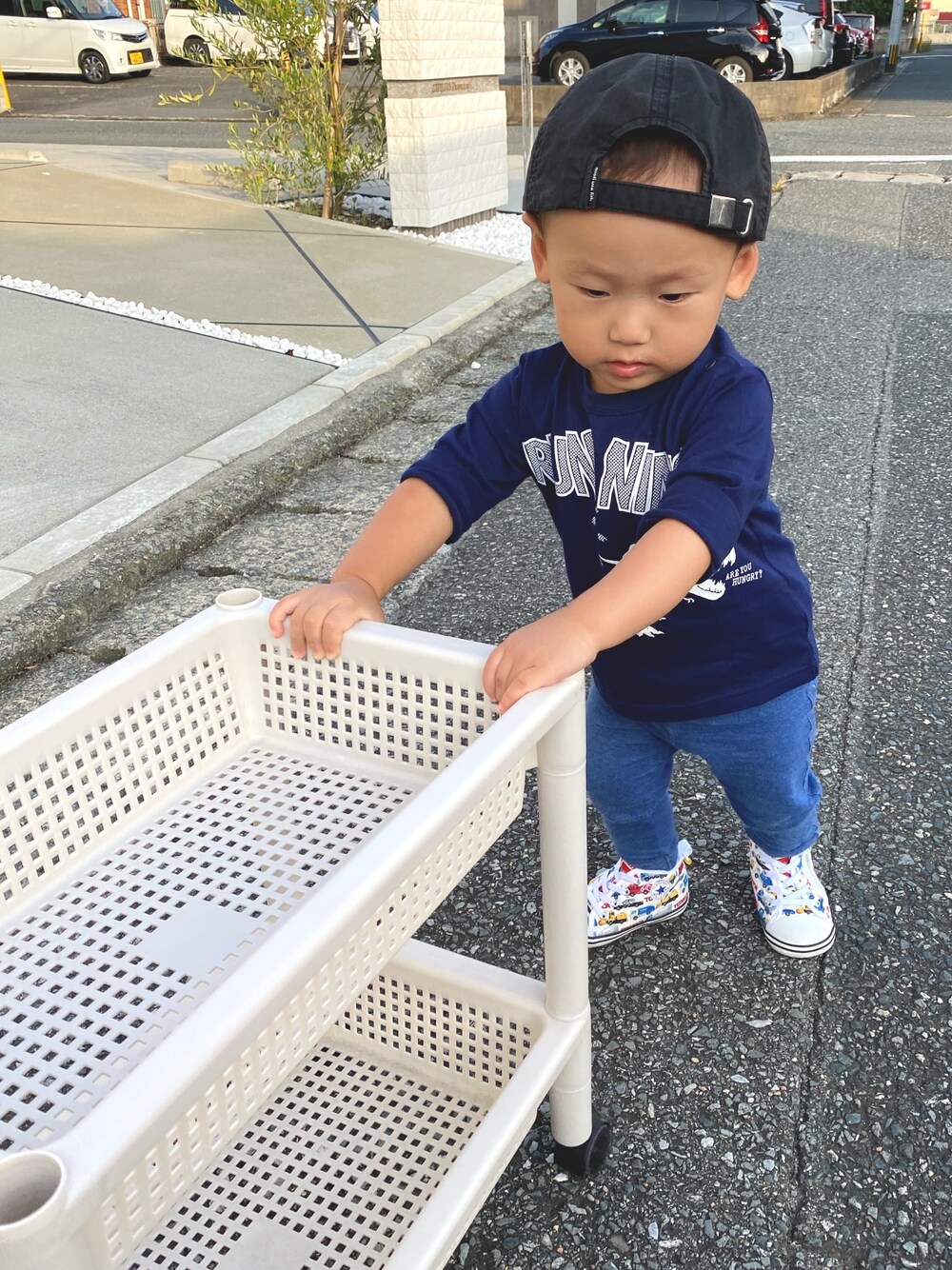 「おとこのこ、1歳6ヶ月、保育園コーデ、夕方散歩」｜「BeBeのアイテム（Tシャツ/カットソー、ブルー系）」を使った、pooh❁¨̮sukeさん（キッズ・80cm）の秋コーディネートの1枚目の写真
