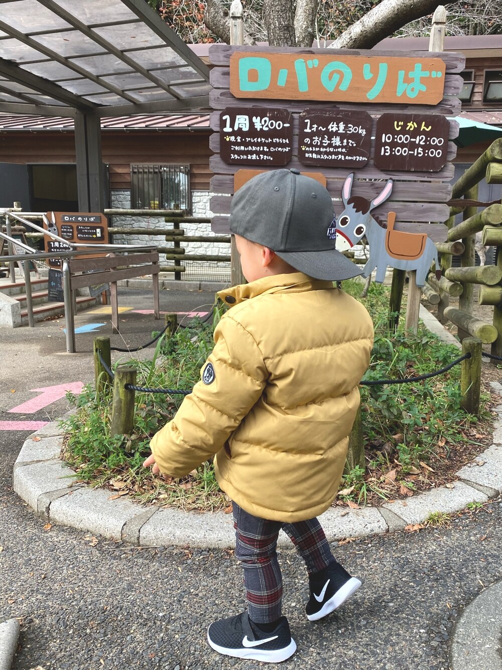 「おとこのこ、1歳7ヶ月、到津の森公園」｜「XLARGE KIDSのスランテッドOGゴリラ刺しゅう6パネルキャップ（キャップ、グレー系）」を使った、pooh❁¨̮sukeさん（キッズ・80cm）の秋コーディネートの1枚目の写真