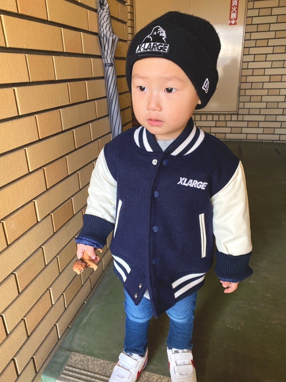 「おとこのこ、1歳9ヶ月、ゴリラ祭り、雪の日」｜「XLARGE KIDSのXLK x NEW ERA CUFF KNIT（ニットキャップ/ビーニー、ブラック系）」を使った、pooh❁¨̮sukeさん（キッズ・80cm）の冬コーディネートの1枚目の写真