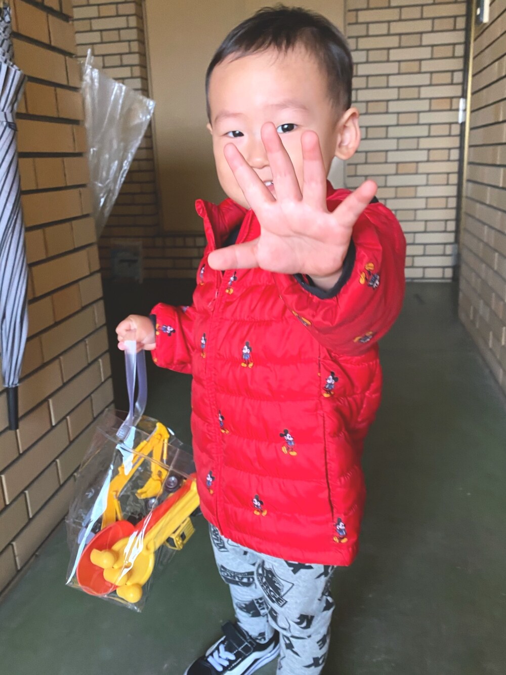 「おとこのこ、1歳11ヶ月、気が向いた日」｜「XLARGE KIDSのミニ裏毛 ランダムロゴ総柄レギパン（その他パンツ、グリーン系）」を使った、pooh❁¨̮sukeさん（キッズ・90cm）の春コーディネートの1枚目の写真